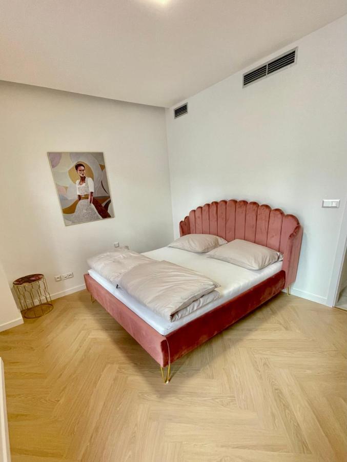 Stylish 3 Bedroom Apartment In The Hearth Of City Center With History Братислава Экстерьер фото